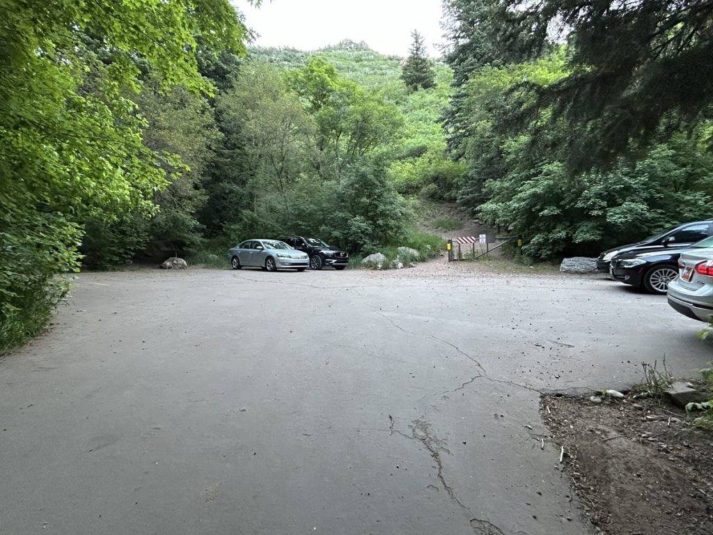 A parking lot is full at a trailhead.
